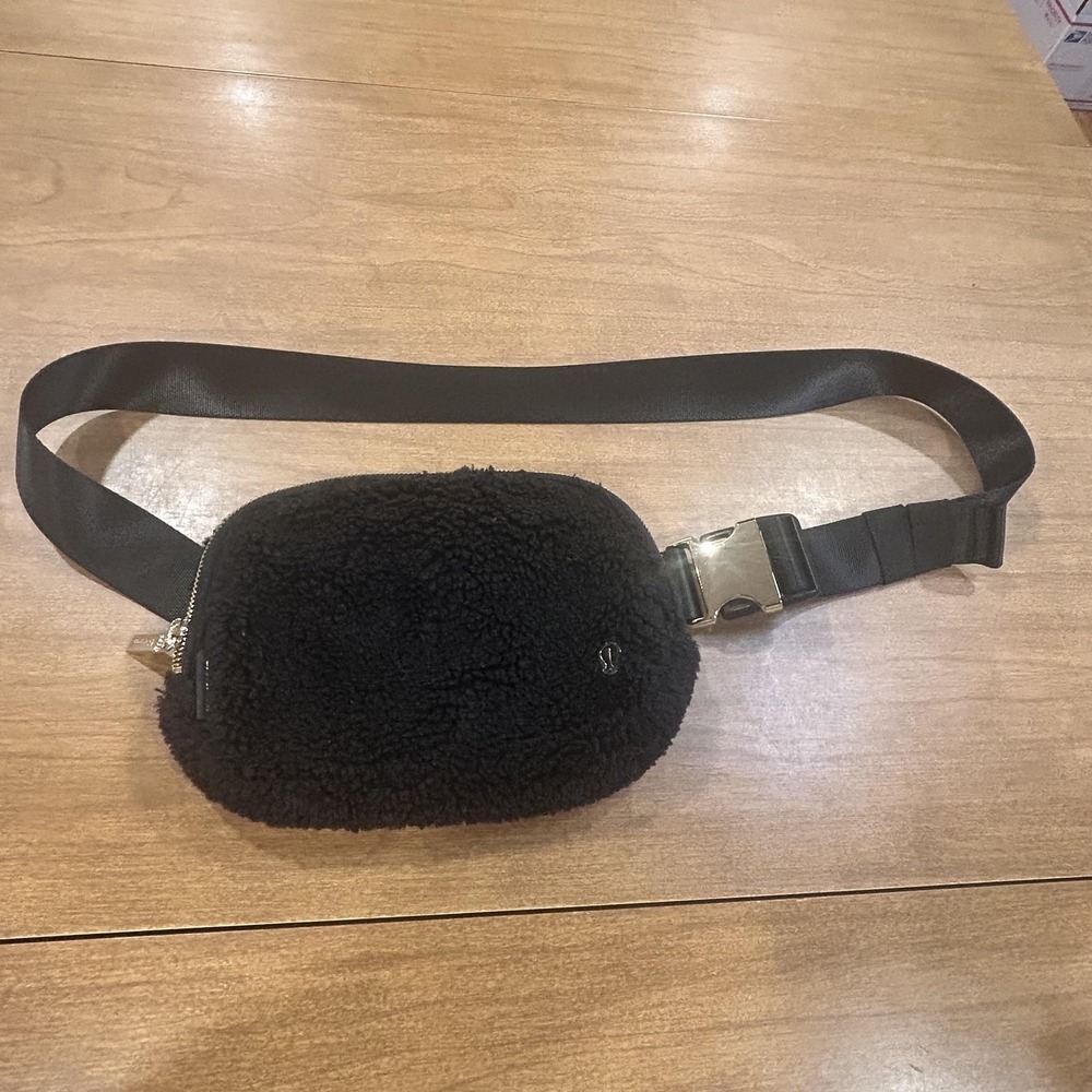 Lululemon Belt Bag Womens Small Black Fleece Sherpa Fanny Pack Adjustable Strap